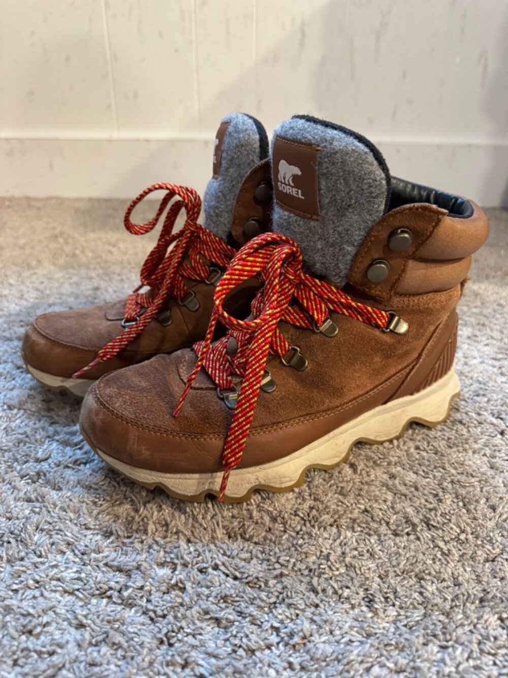 SOREL winter hiking boots w/ red laces - Picture 3 of 4